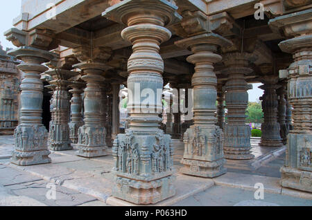 Des piliers sculptés du Mahadeva Temple, a été construit vers 1112 par CE Mahadeva, Itagi, Karnataka, Inde Banque D'Images