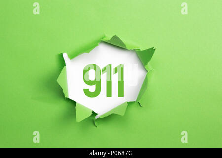 Numéro vert 911 vert sur fond de papier Banque D'Images