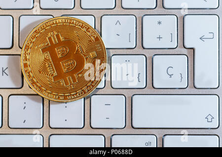 Le bitcoin d'or sur fond de clavier, Conceptual image dans le monde entier pour devise crypto, énorme pile version physique de Bitcoin d'or. Banque D'Images