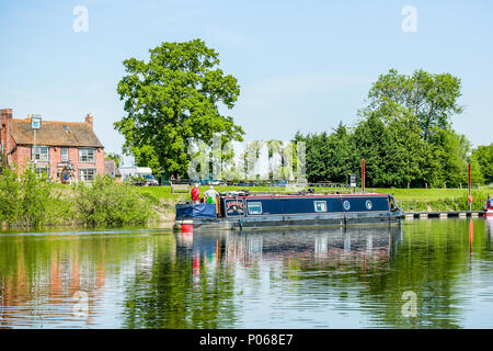 A riverside pub à moindre Lode traversier dans le Worcestershire Banque D'Images