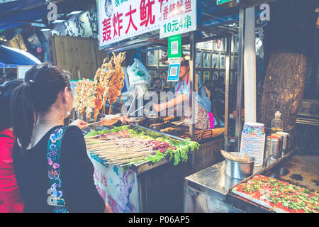 XIAN, CHINE - le 23 mai 2018 : Les marchands vendent des aliments traditionnels à Xian, Chine. Banque D'Images