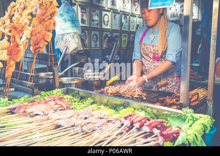 XIAN, CHINE - le 23 mai 2018 : Les marchands vendent des aliments traditionnels à Xian, Chine. Banque D'Images