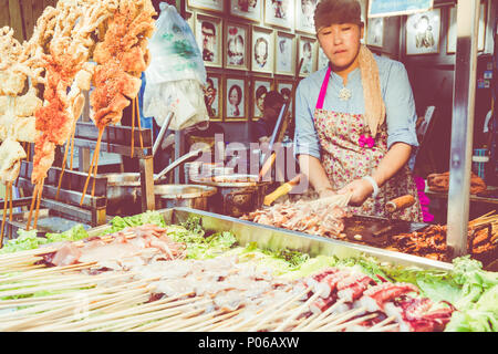 XIAN, CHINE - le 23 mai 2018 : Les marchands vendent des aliments traditionnels à Xian, Chine. Banque D'Images