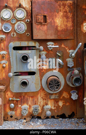 Le Comté de Saratoga, New York : jauges et de vannes sur un vieux camion à incendie de rouille. Banque D'Images