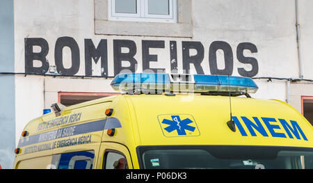 Faro, Portugal - Mai 01, 2018 : ambulance garé en face d'une station de pompiers volontaires, un jour de printemps Banque D'Images