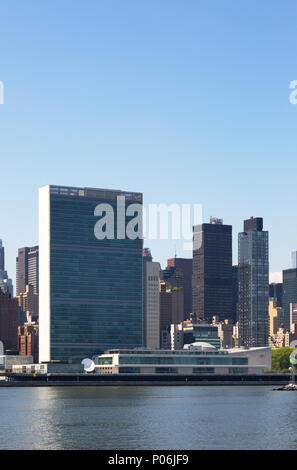 Le siège de l'Organisation des Nations Unies, l'East River, New York City USA Banque D'Images