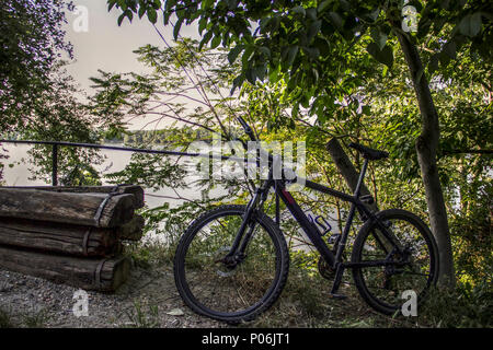 , Belgrade, Serbie - un vélo appuyé contre le mur sur la rive du Danube Banque D'Images