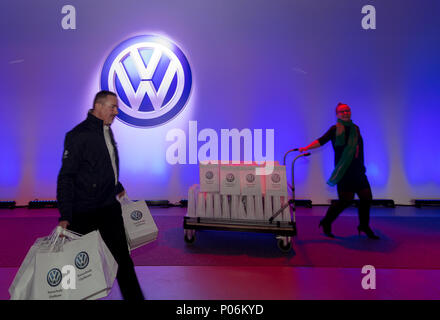 Wreschen, Pologne, les employés avant le logo VW à l'ouverture de l'usine VW de véhicules commerciaux Banque D'Images