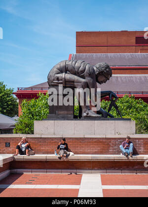 Sculpture en bronze. L'inscription se lit 'NEWTON' d'après William Blake par Eduardo Paolozzi, The British Library, Londres, Angleterre, Royaume-Uni, GO. Banque D'Images