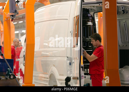 24.10.2016, Pologne, Wielkopolska, Wrzesnia - Construction du nouveau Crafter, ligne de montage dans la nouvelle usine de Volkswagen Véhicules Utilitaires. Avec Banque D'Images