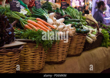 Barcelone, Espagne - 18 OCT : les fruits et légumes au marché de la Boqueria, le 18 octobre 2014 à Barcelone, Espagne. La plupart des fameux marché tous les jours à Barcelone Banque D'Images