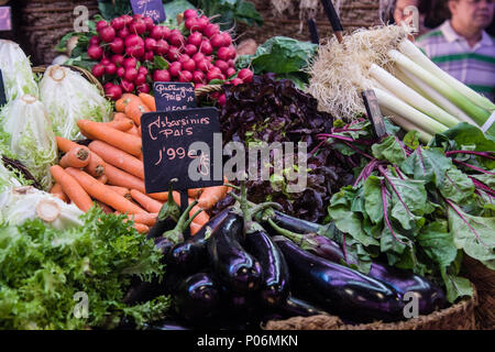 Barcelone, Espagne - 18 OCT : les fruits et légumes au marché de la Boqueria, le 18 octobre 2014 à Barcelone, Espagne. La plupart des fameux marché tous les jours à Barcelone Banque D'Images