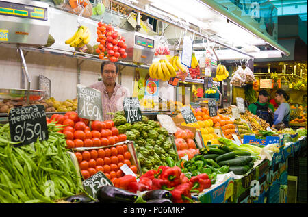 Barcelone, Espagne - 18 OCT : les fruits et légumes au marché de la Boqueria, le 18 octobre 2014 à Barcelone, Espagne. La plupart des fameux marché tous les jours à Barcelone Banque D'Images