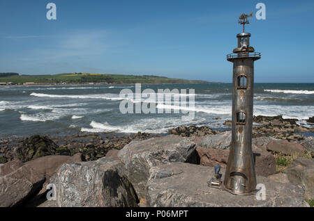 Stonehaven Bay Boardwalk possède plusieurs sculptures intéressantes, le phare de la sculpture, Stonehaven, Aberdeenshire, en Écosse. Banque D'Images