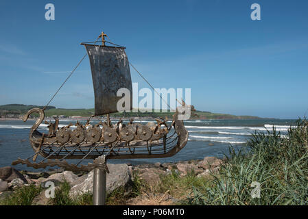 Stonehaven Bay Boardwalk possède plusieurs sculptures intéressantes, le Viking longboat sculpture, Stonehaven, Aberdeenshire, en Écosse. Banque D'Images