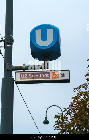 Vienne, Autriche - 22 octobre 2017 : signe de système de métro ou d'Ubahn city Banque D'Images