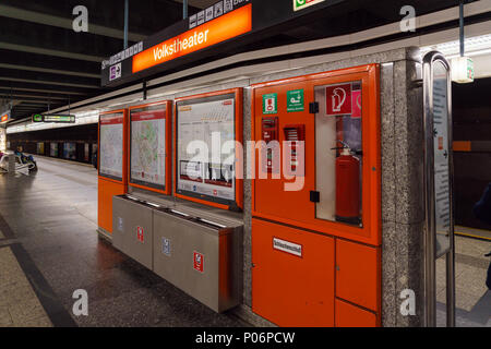 Vienne, Autriche - 22 octobre 2017 : Train à la station de métro Volkstheater Banque D'Images