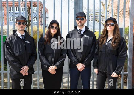 Portrait de jeune homme et femme Les gardes de sécurité en uniforme et lunettes Banque D'Images