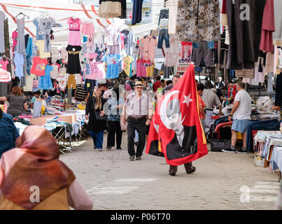 22 mai 2018, la Turquie, Selçuk : un homme la vente de drapeaux turcs et un drapeau avec l'image de Mustafa Kemal Ataturk, à un marché hebdomadaire. - Pas de service de fil - Photo : Jens-Zentralbild Kalaene/dpa/afp Banque D'Images