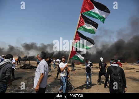 Khan Younis, dans la bande de Gaza, territoire palestinien. 8 juin, 2018. Des manifestants palestiniens se rassemblent lors d'affrontements avec les troupes israéliennes à une manifestation marquant la Journée, al-Qods (Jérusalem), journée à la frontière Israel-Gaza à Khan Younis dans le sud de la bande de Gaza le 8 juin, 2018 : Crédit d'Ashraf Amra/APA/Images/fil ZUMA Alamy Live News Banque D'Images