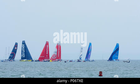 Cardiff, Pays de Galles, Royaume-Uni. 8 juin 2018. Les bateaux de la Volvo Ocean Race se rassemblent pour le début de la course au port . Credit : Phillip Thomas/Alamy Live News Banque D'Images