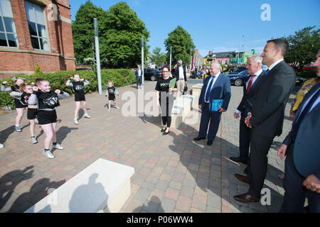 Belfast, Irlande du Nord. Jun 8, 2018. An Taoiseach, Leo Varadkar arrive pour le lancement du programme de cette année pour le Féile une Phobail festival communautaire dans l'Ouest de Belfast, Irlande du Nord, le vendredi 8 juin 2018. Crédit - Crédit Photo/Paul McErlane : Irish Eye/Alamy Live News Banque D'Images