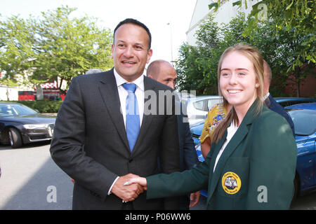 Belfast, Irlande du Nord. Jun 8, 2018. An Taoiseach, Leo Varadkar promenades avec hydromel de Coláiste Feirste Kate comme il arrive pour le lancement du programme de cette année pour le Féile une Phobail festival communautaire dans l'Ouest de Belfast, Irlande du Nord, le vendredi 8 juin 2018. Crédit - Crédit Photo/Paul McErlane : Irish Eye/Alamy Live News Banque D'Images