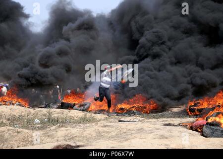 Bureij, la bande de Gaza, territoire palestinien. 8 juin, 2018. Des manifestants palestiniens se rassemblent lors d'affrontements avec les troupes israéliennes à une manifestation marquant la Journée, al-Qods (Jérusalem), journée à la frontière en Israel-Gaza al-Bureij dans le centre de la bande de Gaza le 8 juin, 2018 Credit : Mahmoud Khattab/APA/Images/fil ZUMA Alamy Live News Banque D'Images