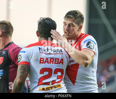 St Helens, Royaume-Uni. Vendredi 8 juin 2018 , TOTALEMENT méchants, stade St Helens, Angleterre ; Betfred Super League, St Helens v Hull KR ; Mark Percival de St Helens donne Ben Barba de St Helens une tape sur la tête pour essayer son crédit : News Images /Alamy Live News Crédit : Nouvelles Images /Alamy Live News Banque D'Images