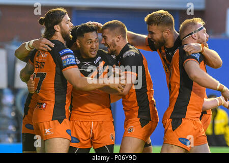 Warrington, Royaume-Uni, vendredi 8 juin 2018 , Stade Halliwell Jones, Warrington, Angleterre ; Betfred Super League, Warrington Wolves v Castleford Tigers ; Oliver Holmes de Castleford Tigers célèbre son essai avec l'équipe Crédit : Nouvelles Images /Alamy Live News Banque D'Images