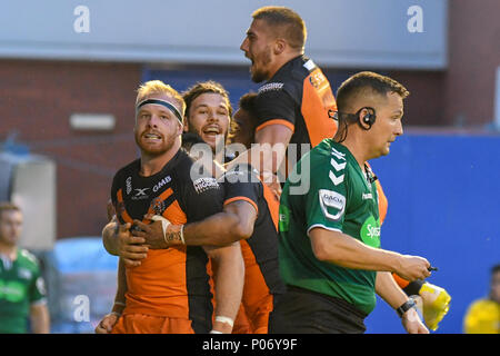 Warrington, Royaume-Uni, vendredi 8 juin 2018 , Stade Halliwell Jones, Warrington, Angleterre ; Betfred Super League, Warrington Wolves v Castleford Tigers ; Oliver Holmes de Castleford Tigers célèbre son essai avec l'équipe Crédit : Nouvelles Images /Alamy Live News Banque D'Images