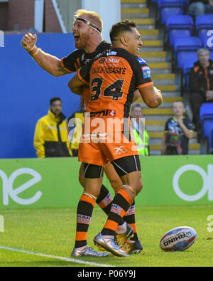 Warrington, Royaume-Uni, vendredi 8 juin 2018 , Stade Halliwell Jones, Warrington, Angleterre ; Betfred Super League, Warrington Wolves v Castleford Tigers ; Oliver Holmes de Castleford Tigers célèbre sa essayer avec Quentin Laulu-Togaga'e de Castleford Tigers Credit : Nouvelles Images /Alamy Live News Banque D'Images