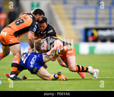 Warrington, Royaume-Uni, vendredi 8 juin 2018 , Stade Halliwell Jones, Warrington, Angleterre ; Betfred Super League, Warrington Wolves v Castleford Tigers ; Warrington Wolves' Josh Charnley est abordé par Castleford Tigers' Matt Cook, Grant Millington et Adam Milner Crédit : News Images /Alamy Live News Banque D'Images