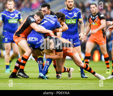 Warrington, Royaume-Uni, vendredi 8 juin 2018 , Stade Halliwell Jones, Warrington, Angleterre ; Betfred Super League, Warrington Wolves v Castleford Tigers ; Warrington Wolves' Stefan Ratchford est abordé par Castleford Tigers' Adam Milner, Callum Turner, Matt Cook Crédit : News Images /Alamy Live News Banque D'Images