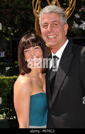 Los Angeles, CA, USA. 12 Sep, 2009. 08 juin 2018 - Anthony Bourdain, vedette de la télévision et de l'alimentation de l'écrivain qui a accueilli CNN's '' '' des régions inconnues, a été retrouvé mort dans sa chambre d'hôtel. Photo : 12 septembre 2009 - Los Angeles, Californie - Anthony Bourdain (r) et femme Ottavia Busia. La 61e Conférence annuelle Creative Arts Emmy Awards tenue au Nokia Theatre la vivre. Crédit photo : Byron Purvis/AdMedia Crédit : Byron Purvis/AdMedia/ZUMA/Alamy Fil Live News Banque D'Images