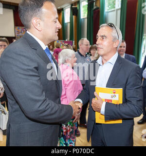 St Marys College de Belfast, en Irlande du Nord. 8 juin 2018. Kevin Gamble, directeur de Féile une Phobail est qui introduit le Taoiseach, Leo Varadkar qui était à Belfast pour lancer une Phobail Féile festival programme du 30e anniversaire à St Marys Collage, Belfast Banque D'Images