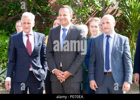 St Marys College de Belfast, en Irlande du Nord. 8 juin 2018. Jim Darcy(gauche), Kevin Gamble(à droite), directeur de Féile une Phobail est qui introduit le Taoiseach, Leo Varadkar(Centre) qui était à Belfast pour lancer une Phobail Féile festival programme du 30e anniversaire à St Marys Collage, Belfast Banque D'Images