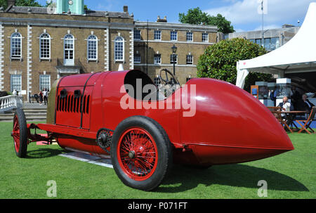 Londres, Royaume-Uni, 8 juin 2018. Une Fiat 1911 S76 sur l'affichage à la ville Concours Motoring Garden Party dans les jardins de l'honorable compagnie d'artillerie de siège, du City of London, Royaume-Uni. Officieusement connu sous le nom de 'la bête' de Turin, la Fiat S76 a été construit pour briser le record de vitesse en 1911 et a été bridée à 116mph. Les 28,5 litres inline-quatre moteur est le plus grand moteur jamais construit à cet effet. L'événement met en vedette certains des meilleurs mondes voitures de performance et près de 100 icônes, passées et présentes, sont parqués dans les cinq acres oasis de vert, cache juste derrière City Road, pour e Banque D'Images