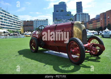 Londres, Royaume-Uni, 8 juin 2018. Une Fiat 1911 S76 sur l'affichage à la ville Concours Motoring Garden Party dans les jardins de l'honorable compagnie d'artillerie de siège, du City of London, Royaume-Uni. Officieusement connu sous le nom de 'la bête' de Turin, la Fiat S76 a été construit pour briser le record de vitesse en 1911 et a été bridée à 116mph. Les 28,5 litres inline-quatre moteur est le plus grand moteur jamais construit à cet effet. L'événement met en vedette certains des meilleurs mondes voitures de performance et près de 100 icônes, passées et présentes, sont parqués dans les cinq acres oasis de vert, cache juste derrière City Road, pour e Banque D'Images