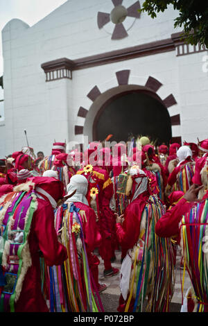 Atanquez, Cesar, Colombie. 31 mai, 2018. Au pied de les neiges de la Sierra Nevada, dans le territoire des Indiens Kankuamo, une célébration de la fête chrétienne de Corpus Christi a lieu chaque année. Il nous un événement religieux chrétiens qui coïncide normalement avec le solstice d'été. Démon païen, personnages et lieux sacrés des Indiens d'autres fonctionnalités sont intégrées. précolombien Le rituel représente une lutte entre l'allégorique Dieu et le Diable.'La Danse des démons'' est une ancienne tradition conservée pendant des siècles dans les quelques communautés sur la Colombie's Caribbean c Banque D'Images