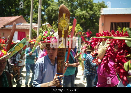 Atanquez, Cesar, Colombie. 31 mai, 2018. Au pied de les neiges de la Sierra Nevada, dans le territoire des Indiens Kankuamo, une célébration de la fête chrétienne de Corpus Christi a lieu chaque année. Il nous un événement religieux chrétiens qui coïncide normalement avec le solstice d'été. Démon païen, personnages et lieux sacrés des Indiens d'autres fonctionnalités sont intégrées. précolombien Le rituel représente une lutte entre l'allégorique Dieu et le Diable.'La Danse des démons'' est une ancienne tradition conservée pendant des siècles dans les quelques communautés sur la Colombie's Caribbean c Banque D'Images