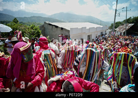 Atanquez, Cesar, Colombie. 31 mai, 2018. Au pied de les neiges de la Sierra Nevada, dans le territoire des Indiens Kankuamo, une célébration de la fête chrétienne de Corpus Christi a lieu chaque année. Il nous un événement religieux chrétiens qui coïncide normalement avec le solstice d'été. Démon païen, personnages et lieux sacrés des Indiens d'autres fonctionnalités sont intégrées. précolombien Le rituel représente une lutte entre l'allégorique Dieu et le Diable.'La Danse des démons'' est une ancienne tradition conservée pendant des siècles dans les quelques communautés sur la Colombie's Caribbean c Banque D'Images