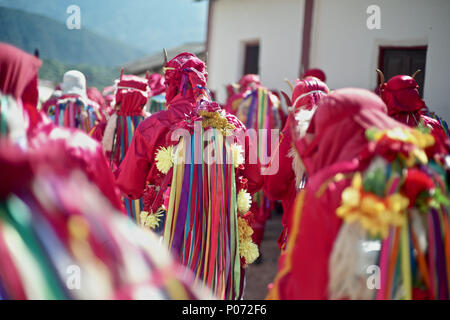 Atanquez, Cesar, Colombie. 31 mai, 2018. Au pied de les neiges de la Sierra Nevada, dans le territoire des Indiens Kankuamo, une célébration de la fête chrétienne de Corpus Christi a lieu chaque année. Il nous un événement religieux chrétiens qui coïncide normalement avec le solstice d'été. Démon païen, personnages et lieux sacrés des Indiens d'autres fonctionnalités sont intégrées. précolombien Le rituel représente une lutte entre l'allégorique Dieu et le Diable.'La Danse des démons'' est une ancienne tradition conservée pendant des siècles dans les quelques communautés sur la Colombie's Caribbean c Banque D'Images