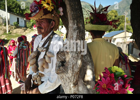 Atanquez, Cesar, Colombie. 31 mai, 2018. Au pied de les neiges de la Sierra Nevada, dans le territoire des Indiens Kankuamo, une célébration de la fête chrétienne de Corpus Christi a lieu chaque année. Il nous un événement religieux chrétiens qui coïncide normalement avec le solstice d'été. Démon païen, personnages et lieux sacrés des Indiens d'autres fonctionnalités sont intégrées. précolombien Le rituel représente une lutte entre l'allégorique Dieu et le Diable.'La Danse des démons'' est une ancienne tradition conservée pendant des siècles dans les quelques communautés sur la Colombie's Caribbean c Banque D'Images