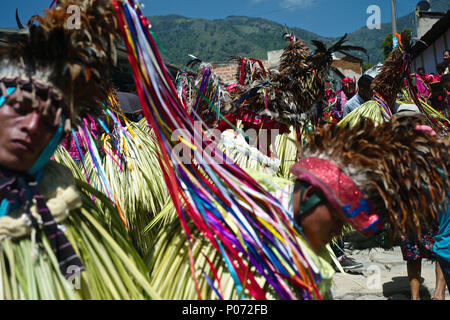 Atanquez, Cesar, Colombie. 31 mai, 2018. Au pied de les neiges de la Sierra Nevada, dans le territoire des Indiens Kankuamo, une célébration de la fête chrétienne de Corpus Christi a lieu chaque année. Il nous un événement religieux chrétiens qui coïncide normalement avec le solstice d'été. Démon païen, personnages et lieux sacrés des Indiens d'autres fonctionnalités sont intégrées. précolombien Le rituel représente une lutte entre l'allégorique Dieu et le Diable.'La Danse des démons'' est une ancienne tradition conservée pendant des siècles dans les quelques communautés sur la Colombie's Caribbean c Banque D'Images