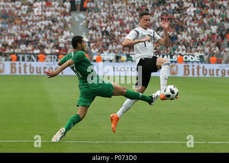 Leverkusen. 8 juin, 2018. Julian Draxler (R) de l'Allemagne est en concurrence au cours de la match amical entre l'Allemagne et l'Arabie saoudite au Bay Arena le 8 juin 2018 à Leverkusen, Allemagne. Credit : Ulrich Hufnagel/Xinhua/Alamy Live News Banque D'Images