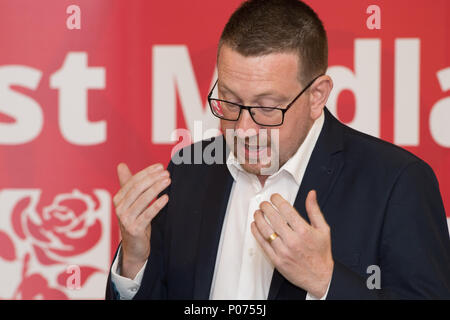 Queens Walk Community Centre, Nottingham, Nottinghamshire, Angleterre, Royaume-Uni. 9ème.juin 2018. Partie de la main-d'événement. Andrew Gwynne MP, Shadow Secrétaire d'État aux communautés et du gouvernement local, s'exprimant lors de la partie du travail du gouvernement local 24. Alan Beastall/Alamy Live News Banque D'Images