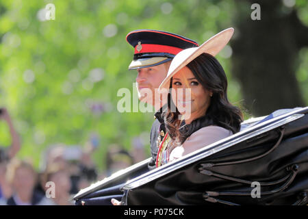 Londres, Royaume-Uni, le 9 juin 2018. Meghan, duchesse de Sussex, assiste à sa première Parade du Queens Parade Anniversaire Couleur, assis aux côtés de son mari, Son Altesse Royale le prince Harry, duc de Sussex Crédit : Amanda rose/Alamy Live News Banque D'Images