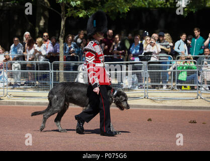 London,UK,9 juin 2018, l'assemblée annuelle de la parade a eu lieu à couleur Horseguards Parade pour marquer l'anniversaire officiel de Queens. C'était une cérémonie traditionnelle pleine de pompe et apparat militaire. Les membres de la famille royale ride dans les voitures et à cheval le long du Mall, Londres en route pour la cérémonie en Horseguards Parade. Larby Keith Crédit/Alamy Live News Banque D'Images