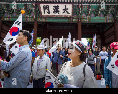Seoul, Seoul, Corée du Sud. 9 juin, 2018. Les membres de la foule écouter orateurs au cours d'un rassemblement pro-américain dans le centre-ville de Séoul. Les participants ont dit qu'ils voulaient remercier les États-Unis pour soutenir la Corée du Sud et ils espèrent que les États-Unis continueront de soutenir la Corée du Sud. Beaucoup étaient également opposés aux négociations en cours avec la Corée du Nord parce qu'ils ne pense pas que Kim Jong-un peut être fait confiance à dénucléariser ou de ne pas attaquer la Corée du Sud. Crédit : Jack Kurtz/ZUMA/Alamy Fil Live News Banque D'Images